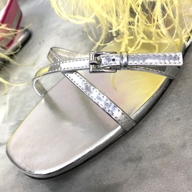 Prada sandalias casuales plateadas amarillas metálicas con plumas 2