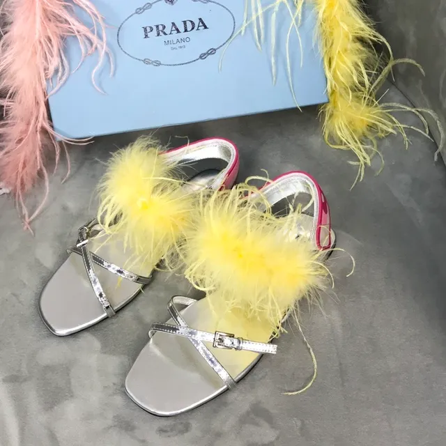 Prada sandalias casuales plateadas amarillas metálicas con plumas 4