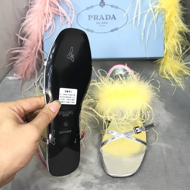 Prada sandalias casuales plateadas amarillas metálicas con plumas 5