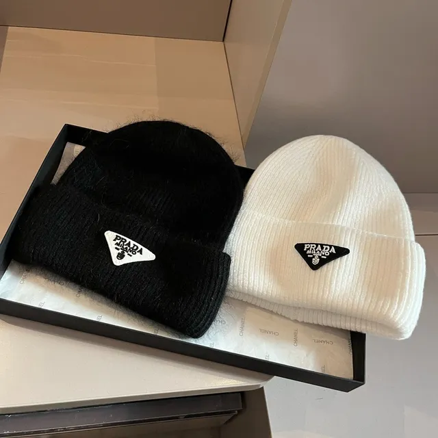 Prada ত্রিকোণীয় লোগো প্যাচ কালো রিবড নিট বিনি 2