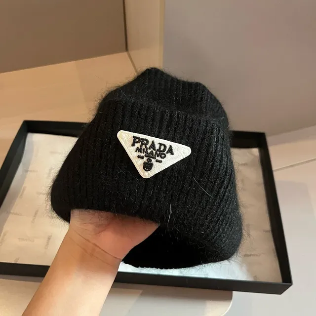 Prada ত্রিকোণীয় লোগো প্যাচ কালো রিবড নিট বিনি 4