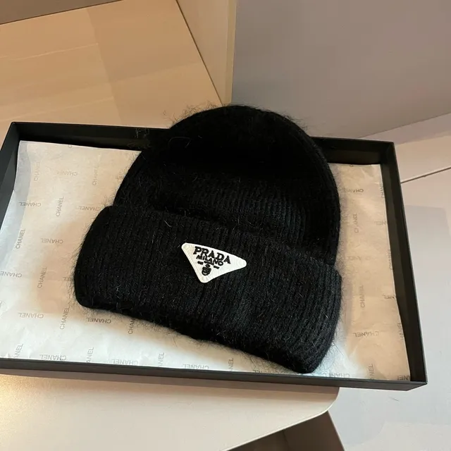 Prada ত্রিকোণীয় লোগো প্যাচ কালো রিবড নিট বিনি 5