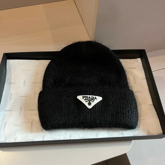 Prada ত্রিকোণীয় লোগো প্যাচ কালো রিবড নিট বিনি 7