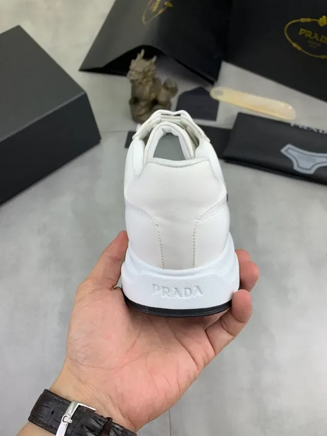 Prada Zapatillas Lifestyle Blancas Negras Cuero Superior Logo Metal Triangular 3