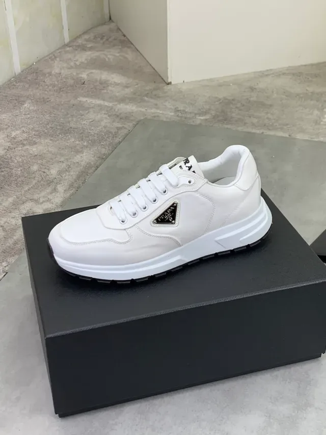 Prada Zapatillas Lifestyle Blancas Negras Cuero Superior Logo Metal Triangular 4