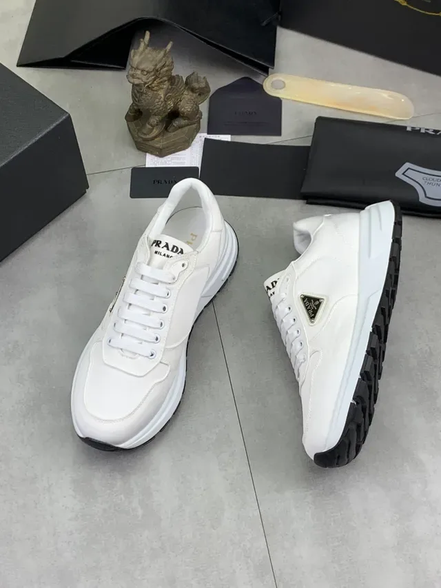 Prada Zapatillas Lifestyle Blancas Negras Cuero Superior Logo Metal Triangular 5