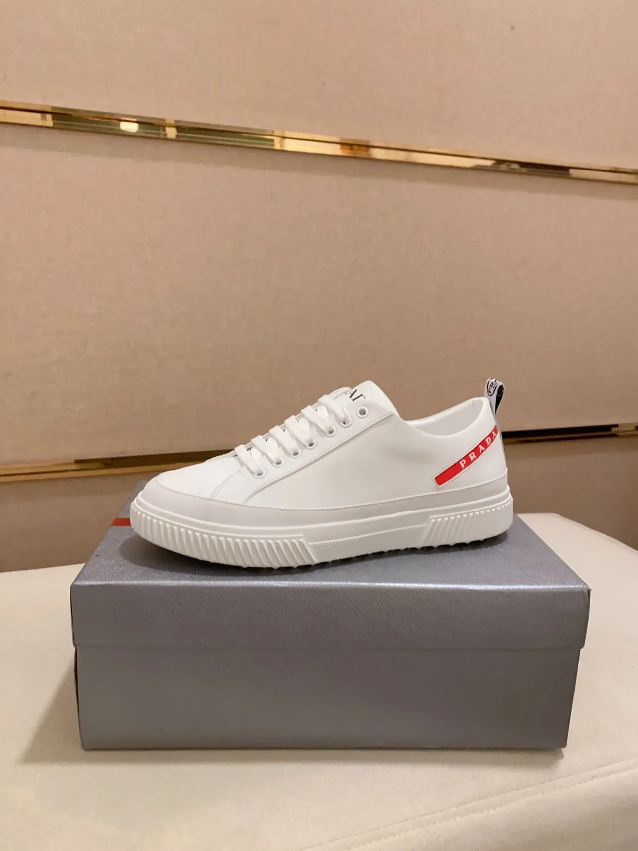 Prada Blanc Supérieur en Similicuir Semelle en Caoutchouc Crantée Bords Chaussures Lifestyle 2