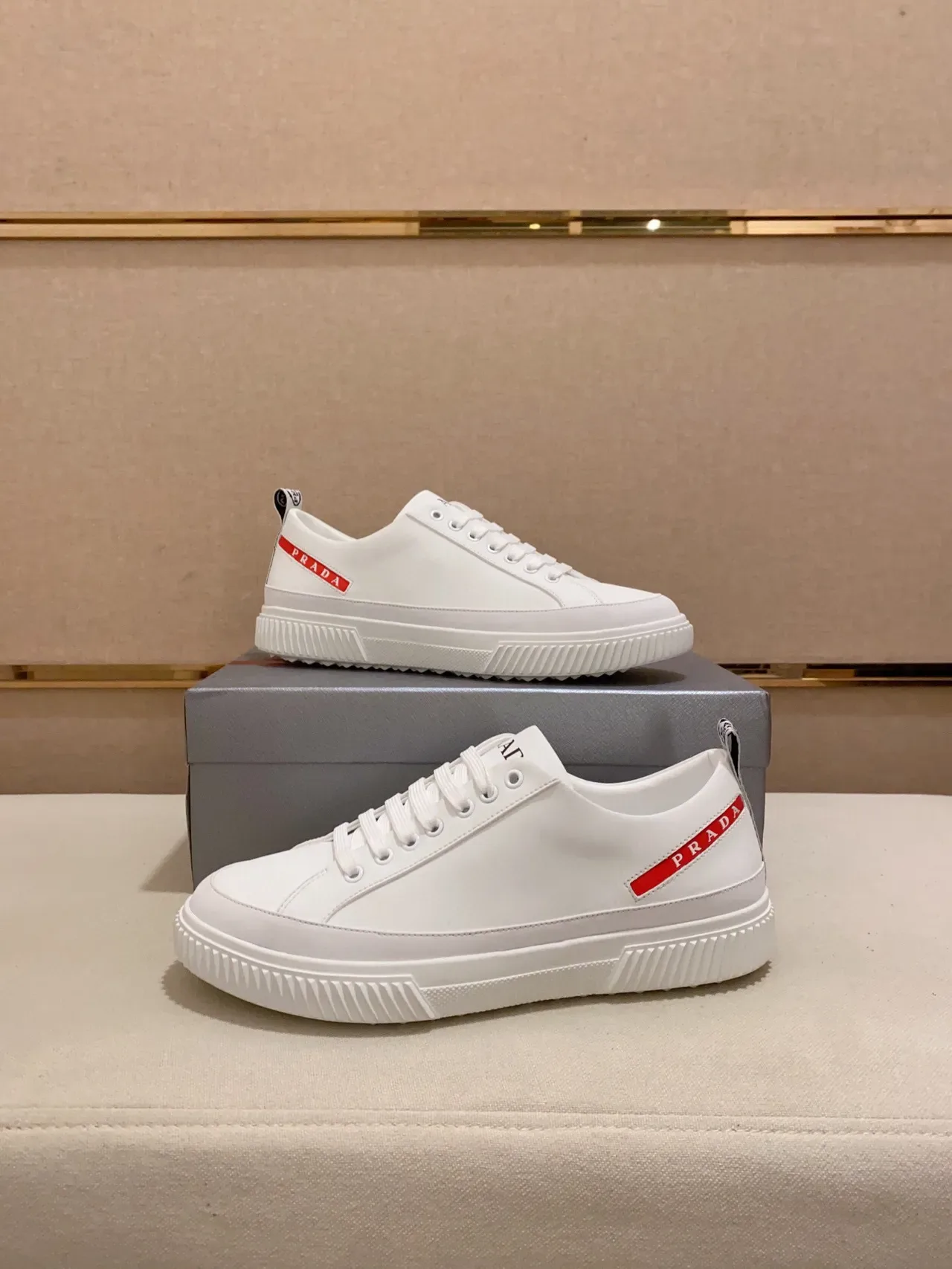 Prada Blanc Supérieur en Similicuir Semelle en Caoutchouc Crantée Bords Chaussures Lifestyle 7