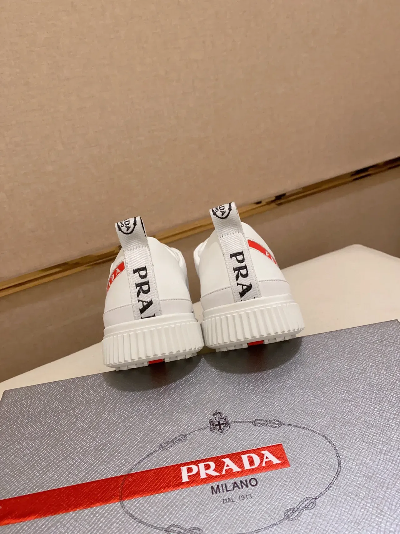 Prada Blanc Supérieur en Similicuir Semelle en Caoutchouc Crantée Bords Chaussures Lifestyle 8