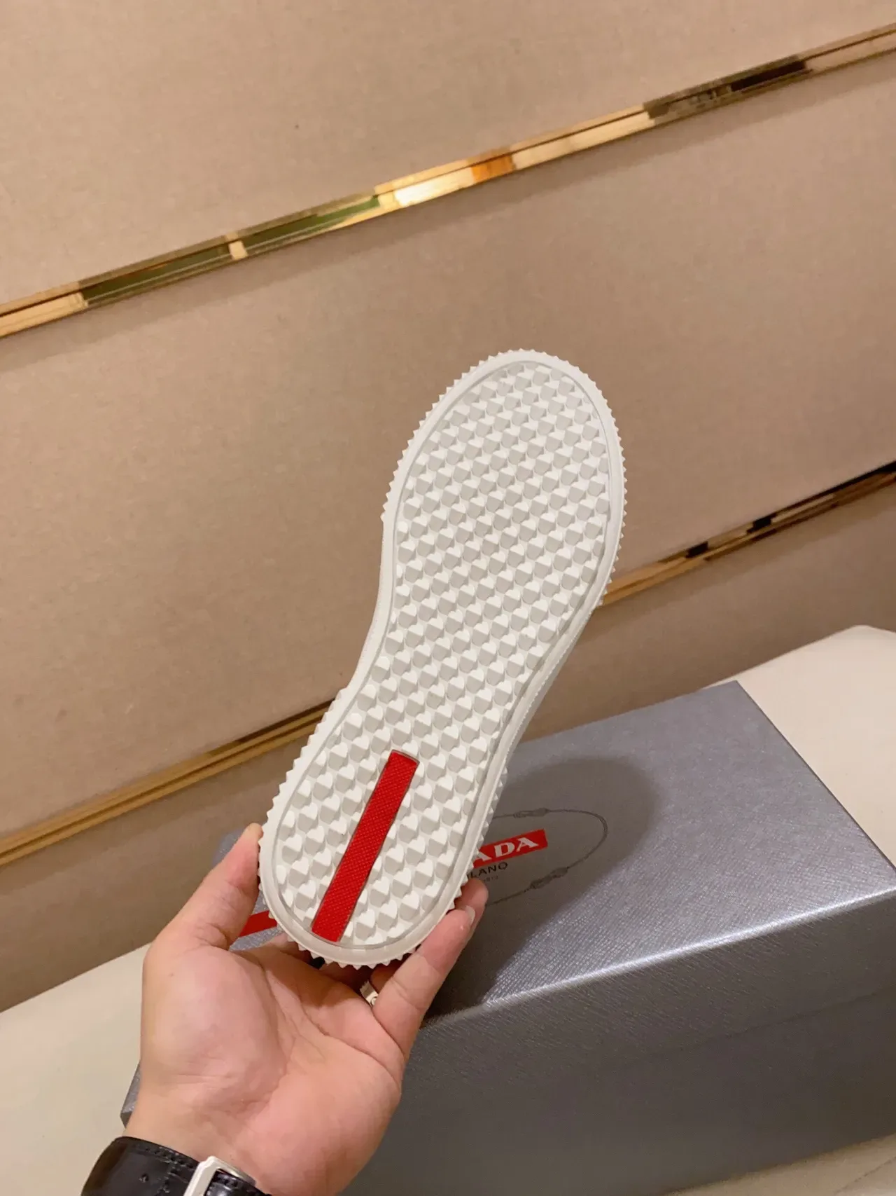 Prada Blanc Supérieur en Similicuir Semelle en Caoutchouc Crantée Bords Chaussures Lifestyle 9