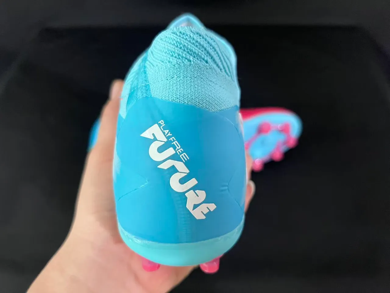 Puma Future Z 蓝粉针织袜领渐变鞋面人工草地足球鞋 3