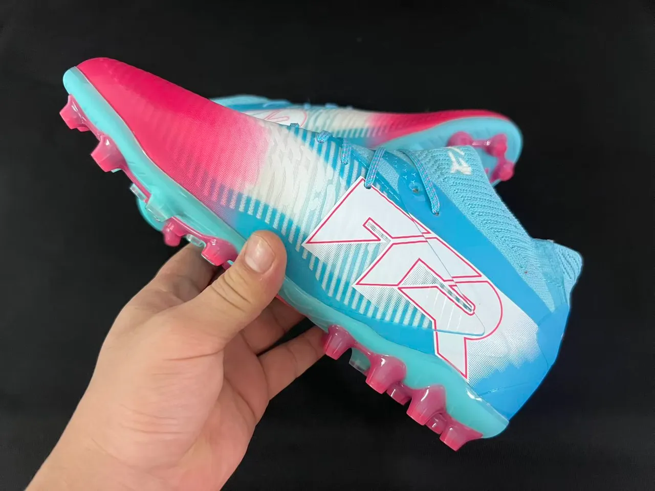 Puma Future Z 蓝粉针织袜领渐变鞋面人工草地足球鞋 4