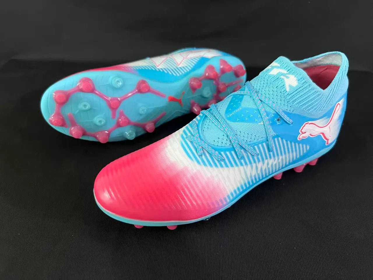 Puma Future Z 蓝粉针织袜领渐变鞋面人工草地足球鞋 9
