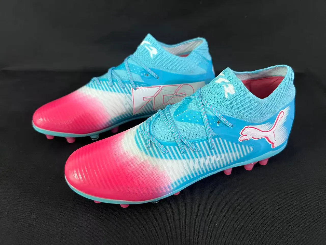 Puma Future Z 蓝粉针织袜领渐变鞋面人工草地足球鞋 10