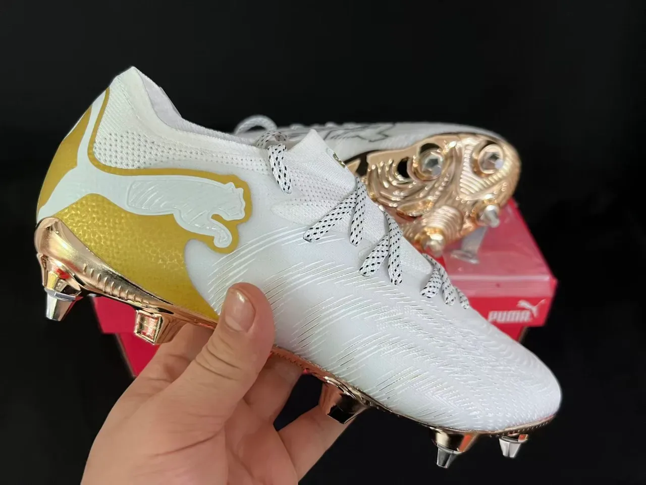 Puma Future Z Botas de fútbol blancas y doradas para terreno firme 13