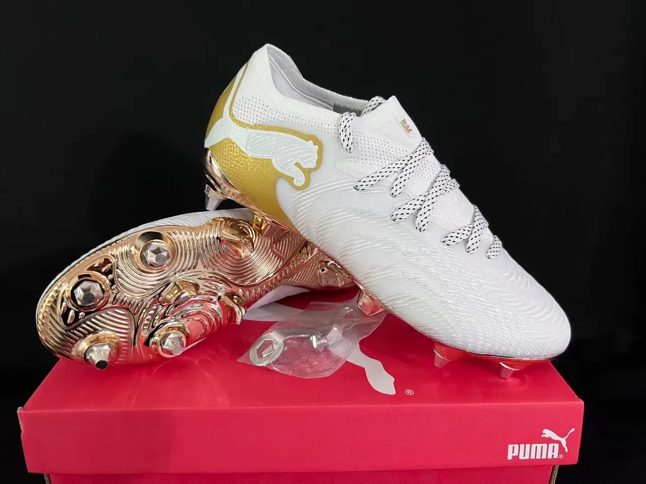 Puma Future Z Botas de fútbol blancas y doradas para terreno firme 15