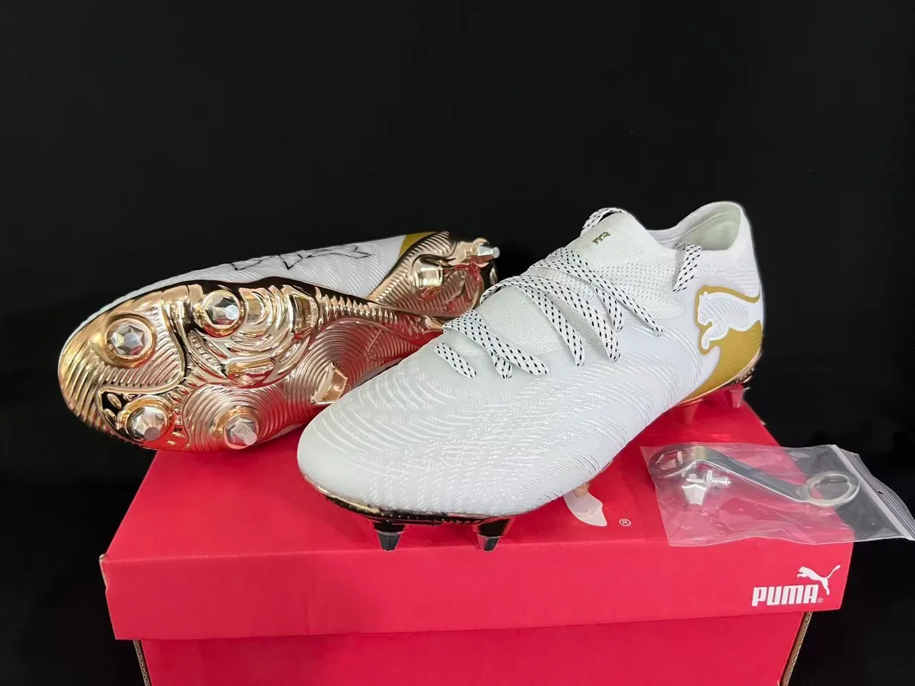 Puma Future Z Botas de fútbol blancas y doradas para terreno firme 16