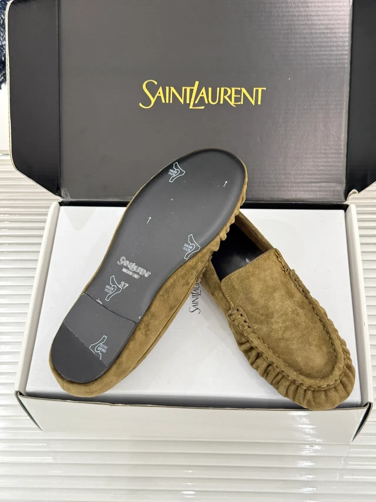 Saint Laurent Moc-Toe Loafer en Daim Army Green Black 2