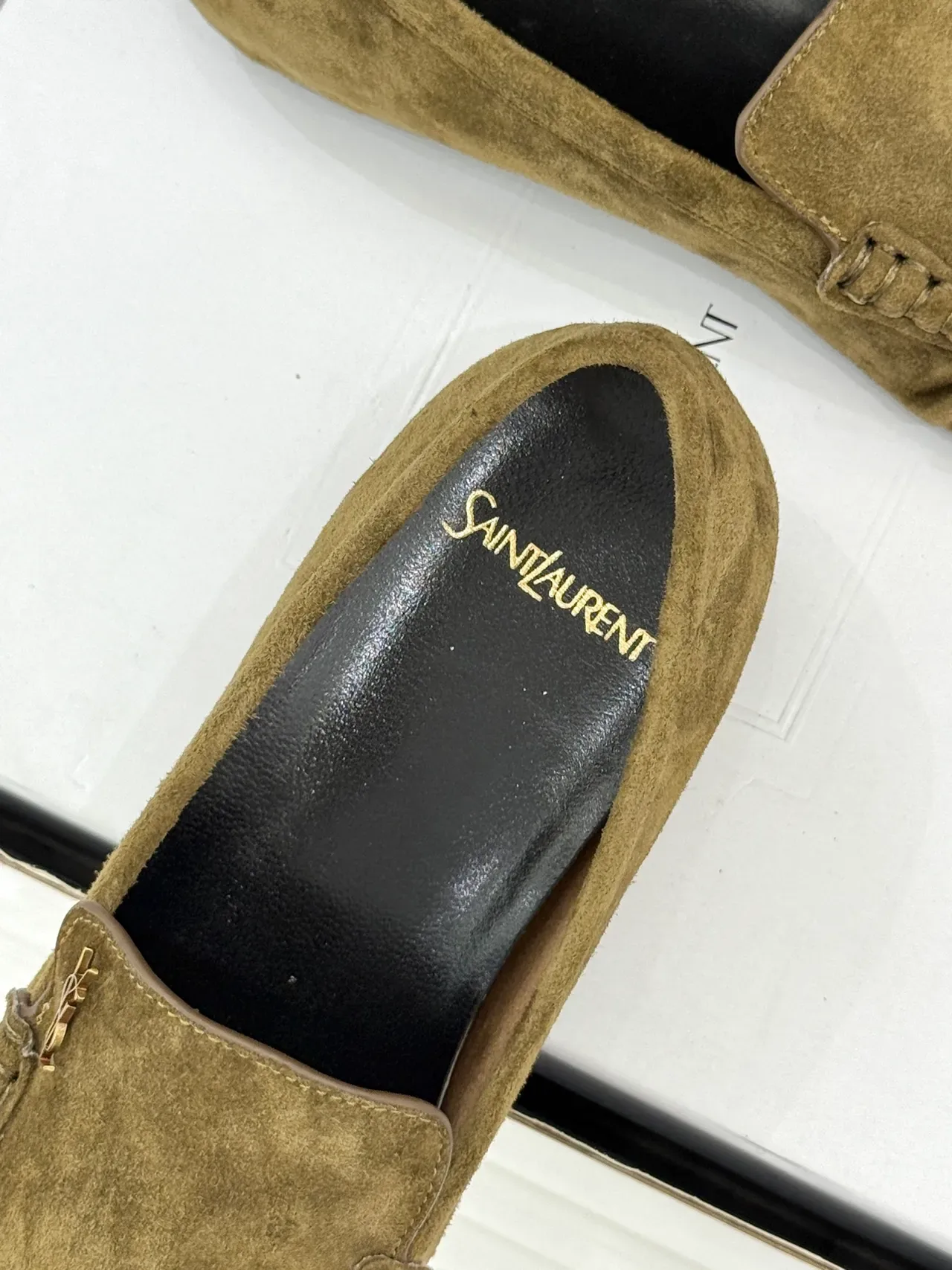 Saint Laurent Moc-Toe Loafer en Daim Army Green Black 3