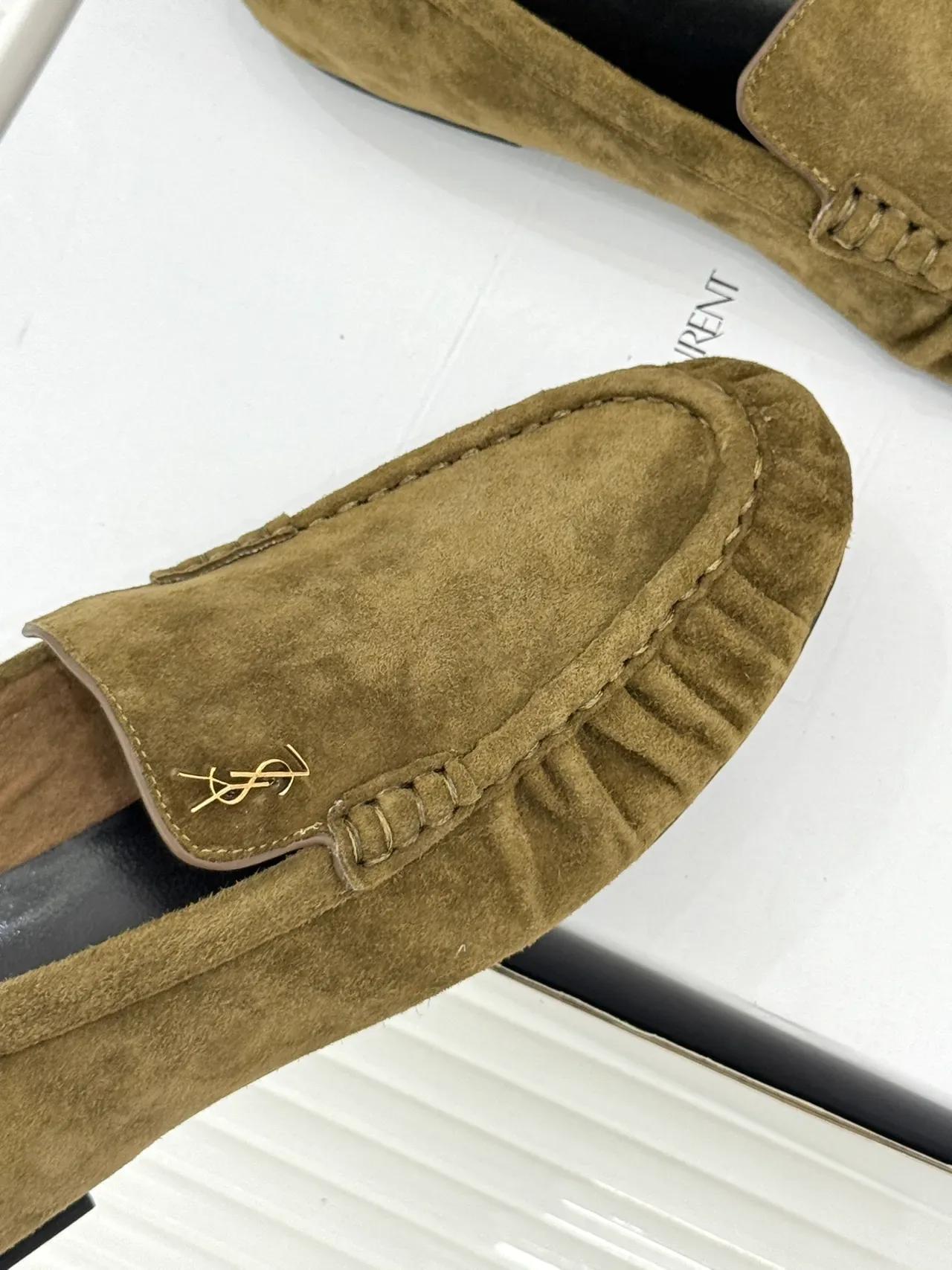 Saint Laurent Moc-Toe Loafer en Daim Army Green Black 4