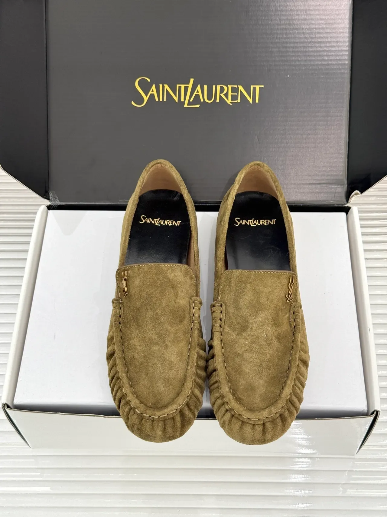 Saint Laurent Moc-Toe Loafer en Daim Army Green Black 5