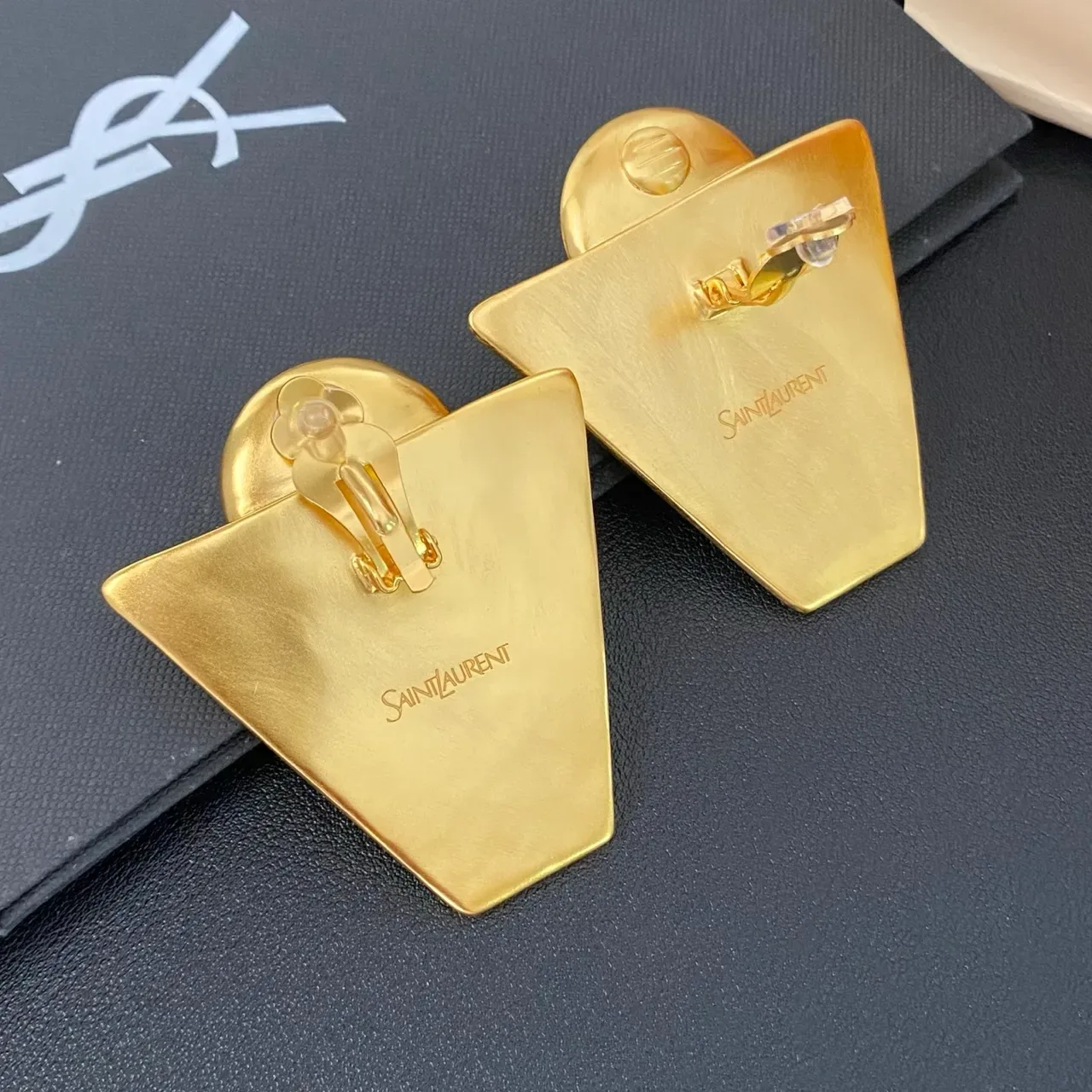 Saint Laurent জ্যামিতিক উল্টো ত্রিভুজ মুক্তা কানের দুল 5
