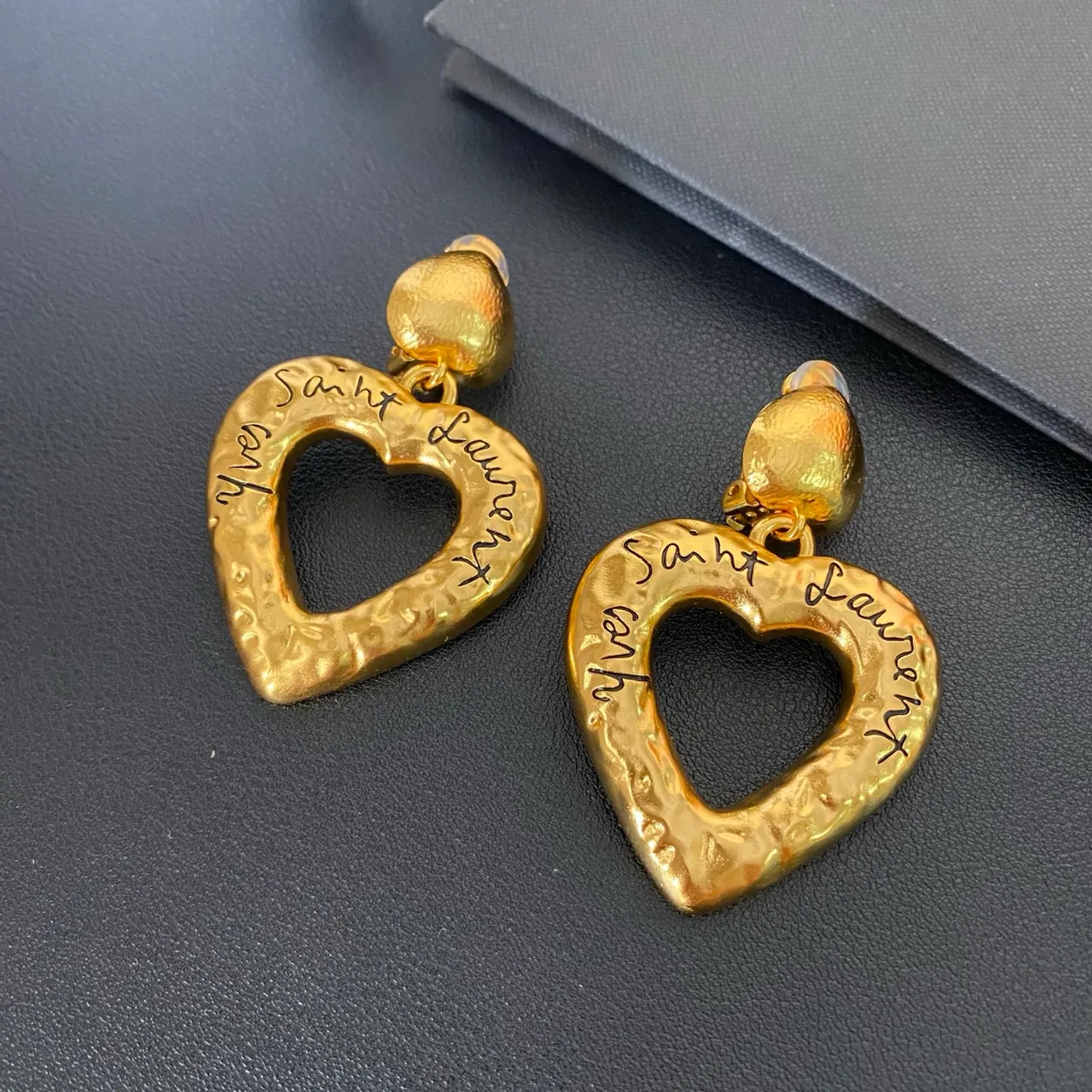 Saint Laurent 锤击金 雕刻心形耳环 3