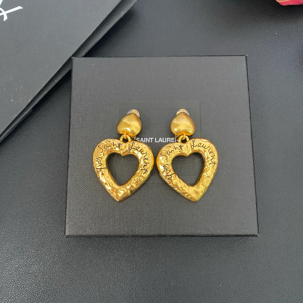 Saint Laurent 锤击金 雕刻心形耳环 4