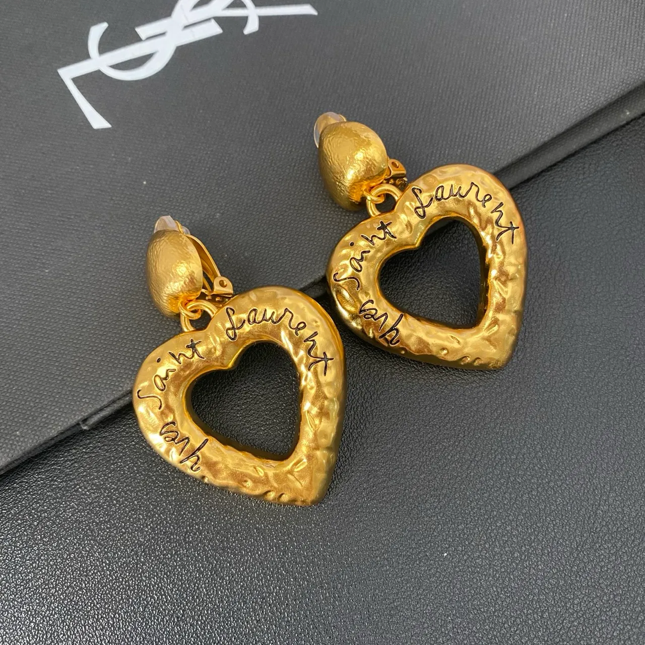 Saint Laurent 锤击金 雕刻心形耳环 5