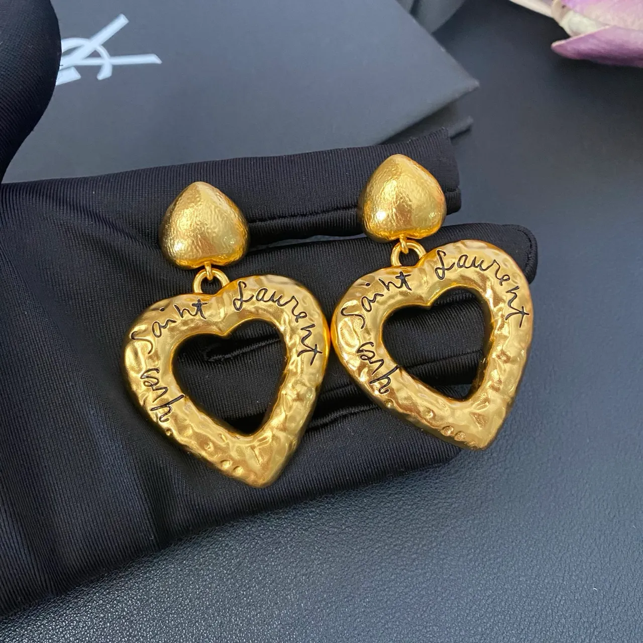 Saint Laurent 锤击金 雕刻心形耳环 8