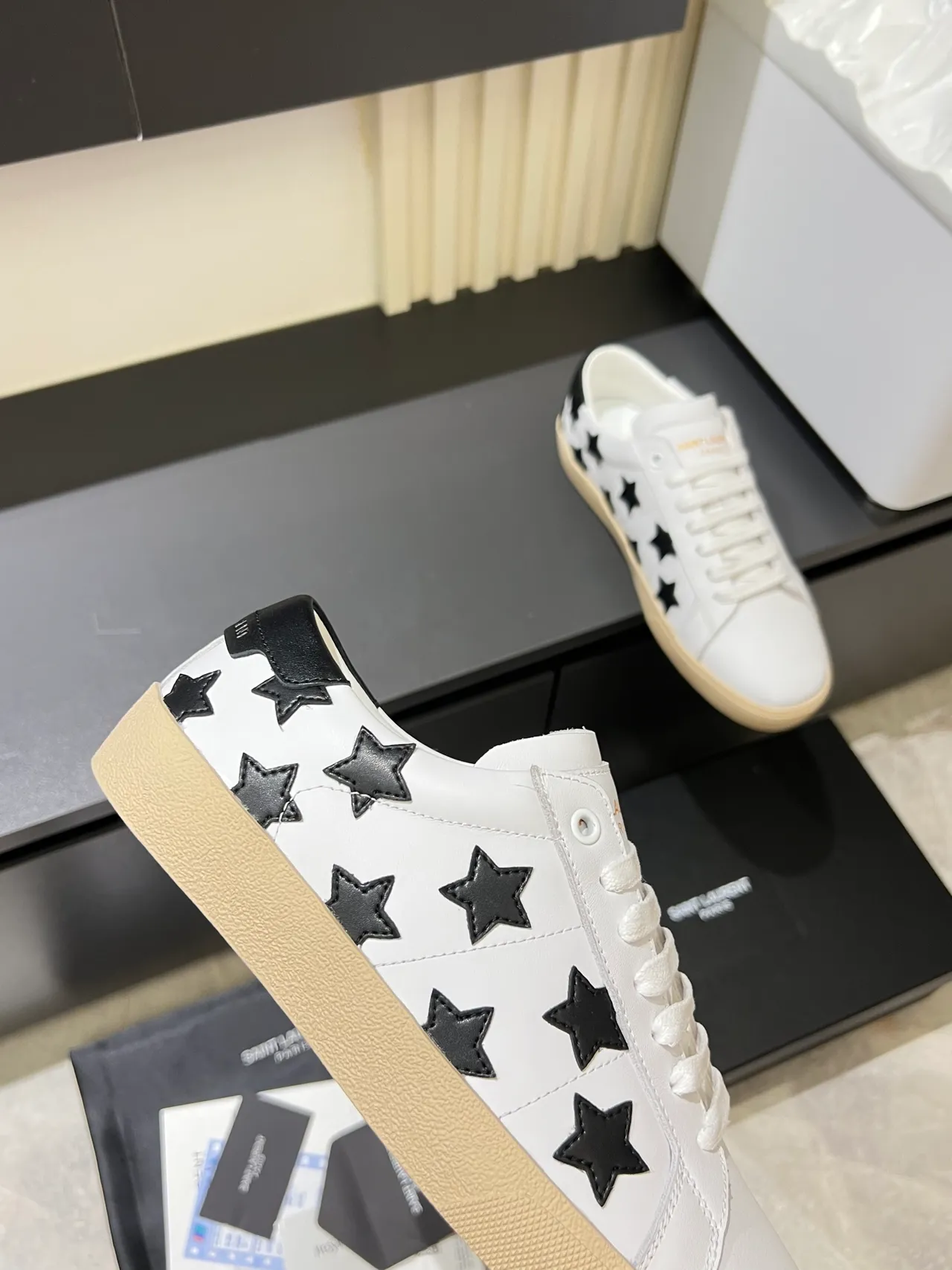Saint Laurent स्टार एप्लिके सफेद चमड़े की लाइफस्टाइल स्नीकर 3