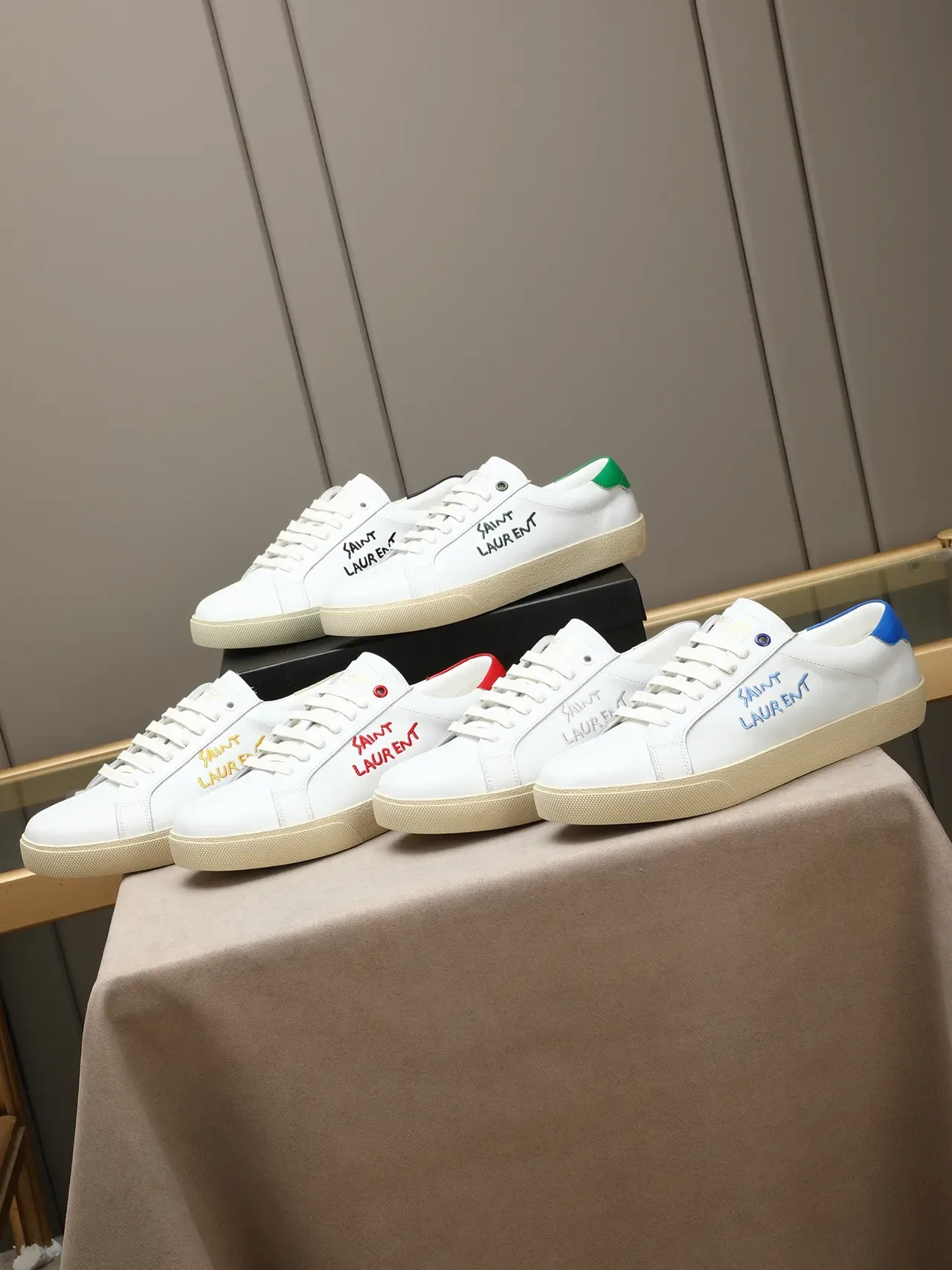 Saint Laurent Sneakers Lifestyle Blancos y Beige de Cuero con Logo Bordado 2