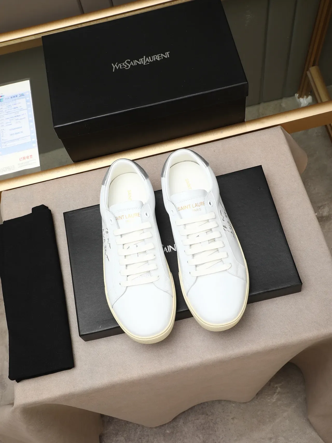 Saint Laurent Sneakers Lifestyle Blancos y Beige de Cuero con Logo Bordado 3