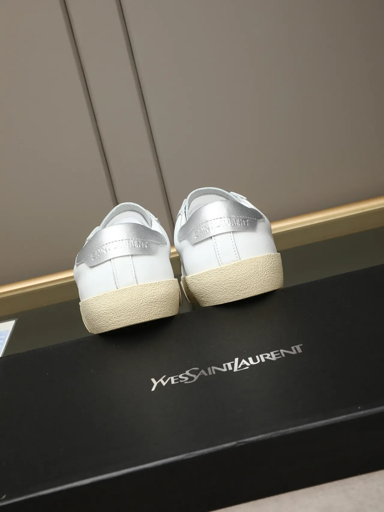 Saint Laurent Sneakers Lifestyle Blancos y Beige de Cuero con Logo Bordado 4