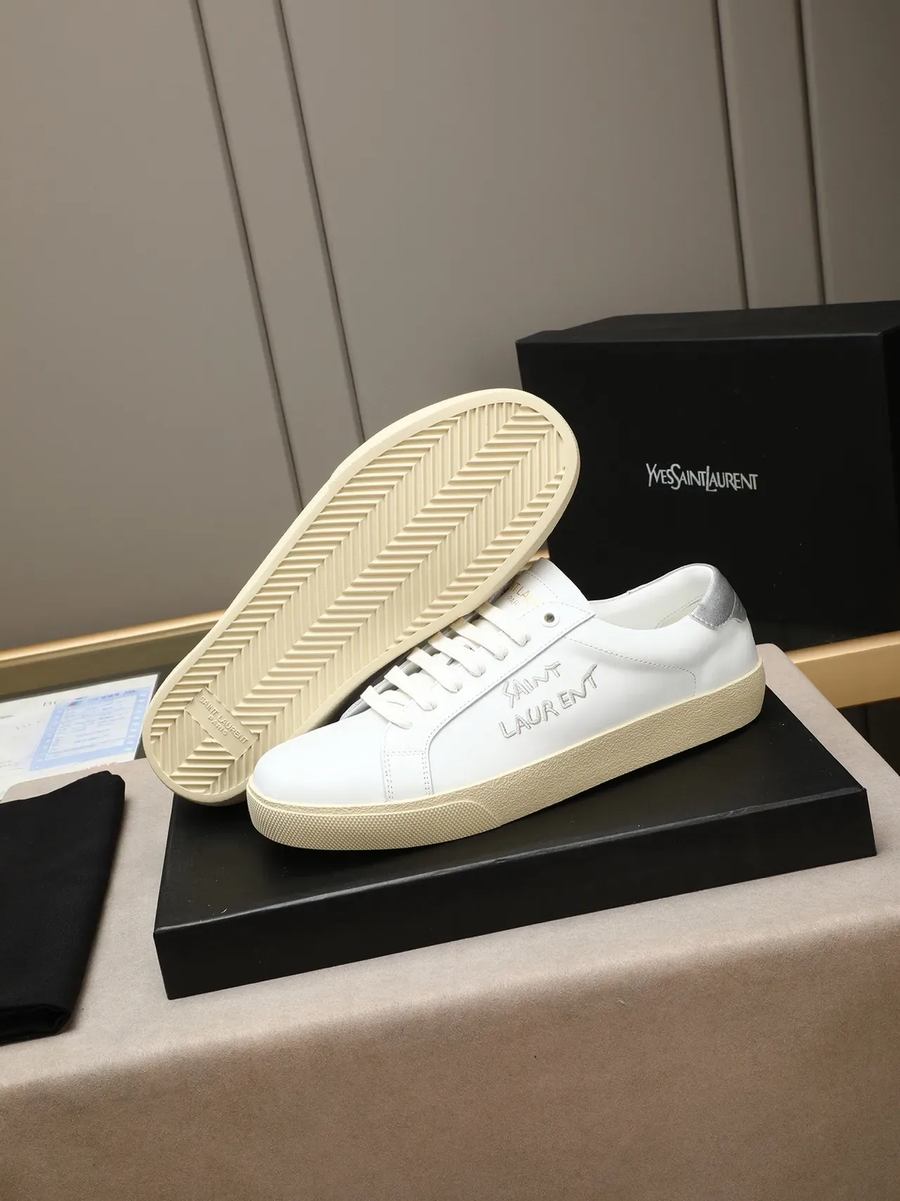 Saint Laurent Sneakers Lifestyle Blancos y Beige de Cuero con Logo Bordado 5