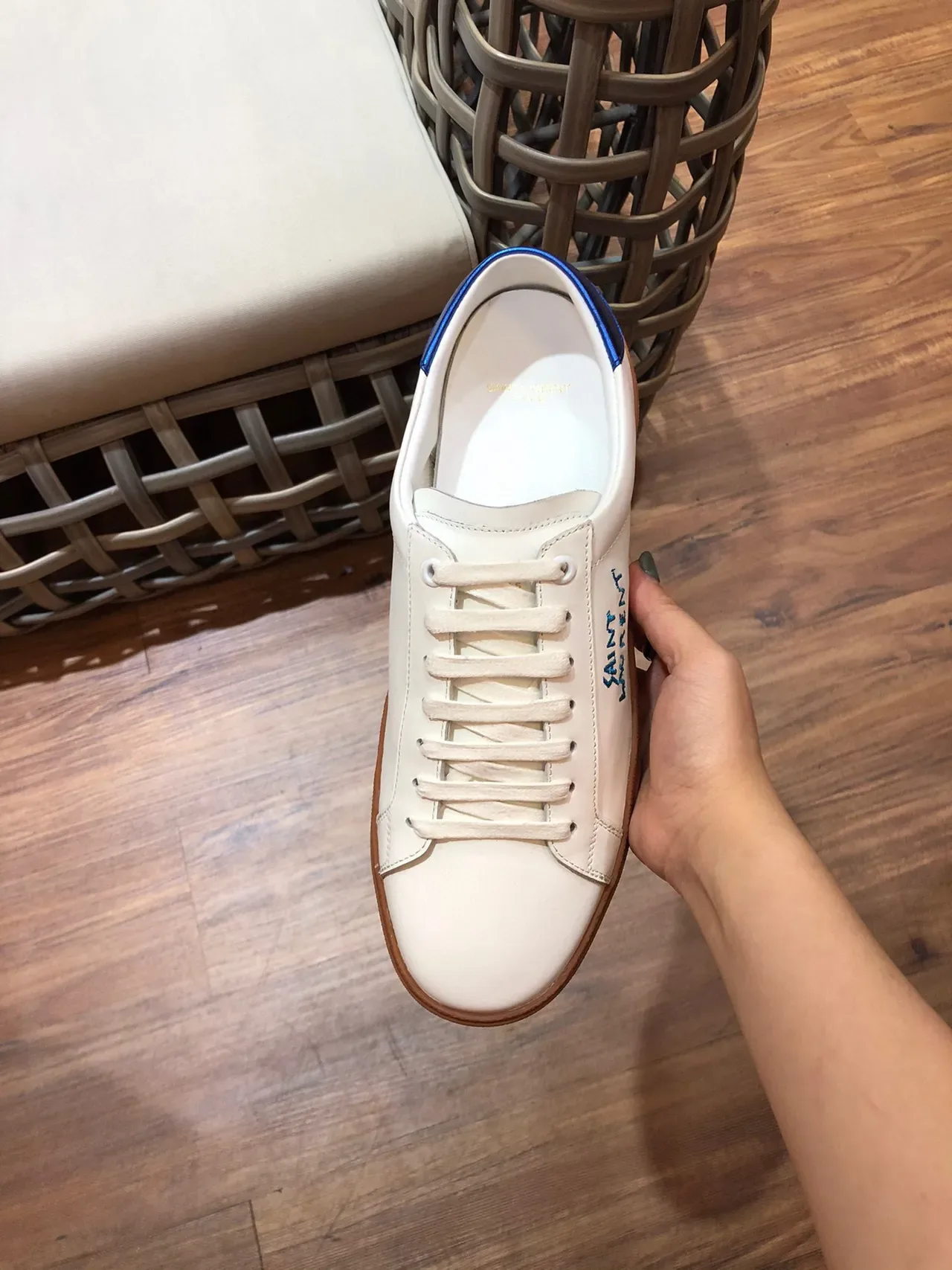 Saint Laurent zapatillas lifestyle blanco azul de cuero superior con logo bordado 6