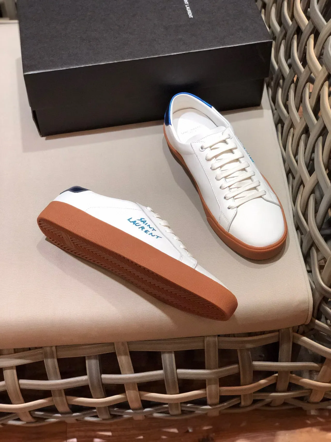 Saint Laurent zapatillas lifestyle blanco azul de cuero superior con logo bordado 7