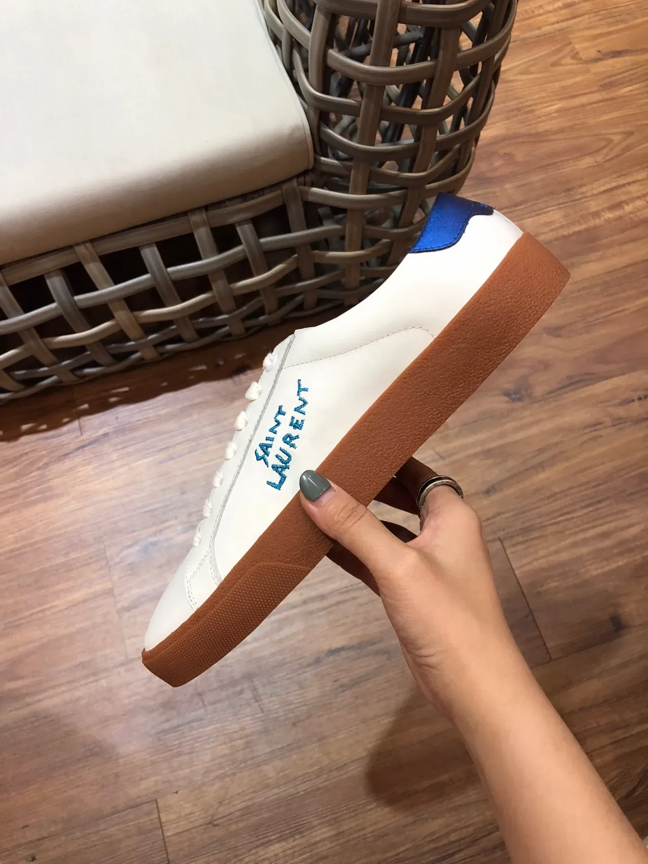 Saint Laurent zapatillas lifestyle blanco azul de cuero superior con logo bordado 8
