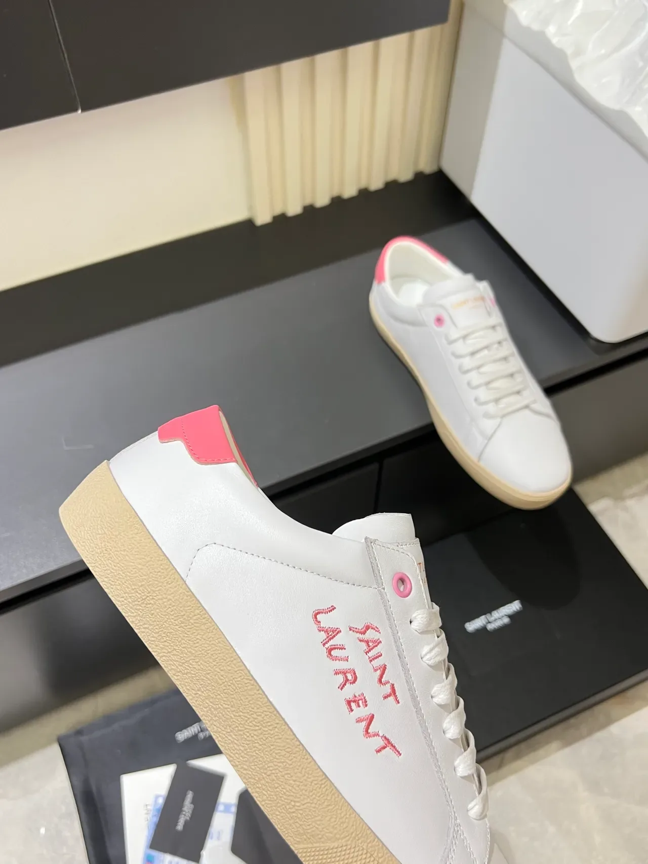 Saint Laurent 白色粉色 皮革鞋面 绣花 Logo 生活方式运动鞋 3