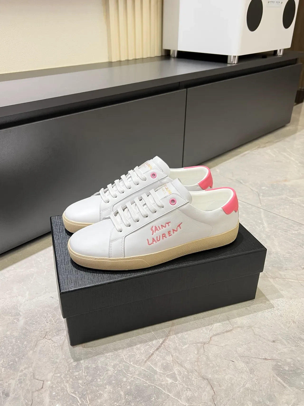 Saint Laurent 白色粉色 皮革鞋面 绣花 Logo 生活方式运动鞋 5