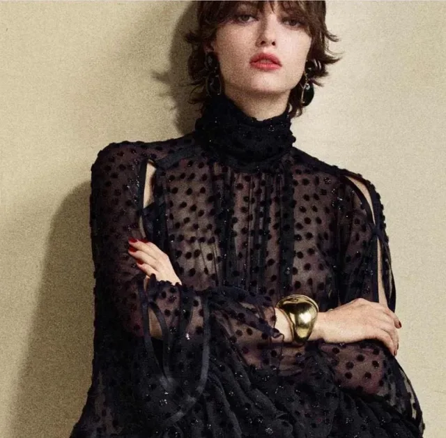 Saint Laurent سوار معصم واسع ذهبي لامع 3