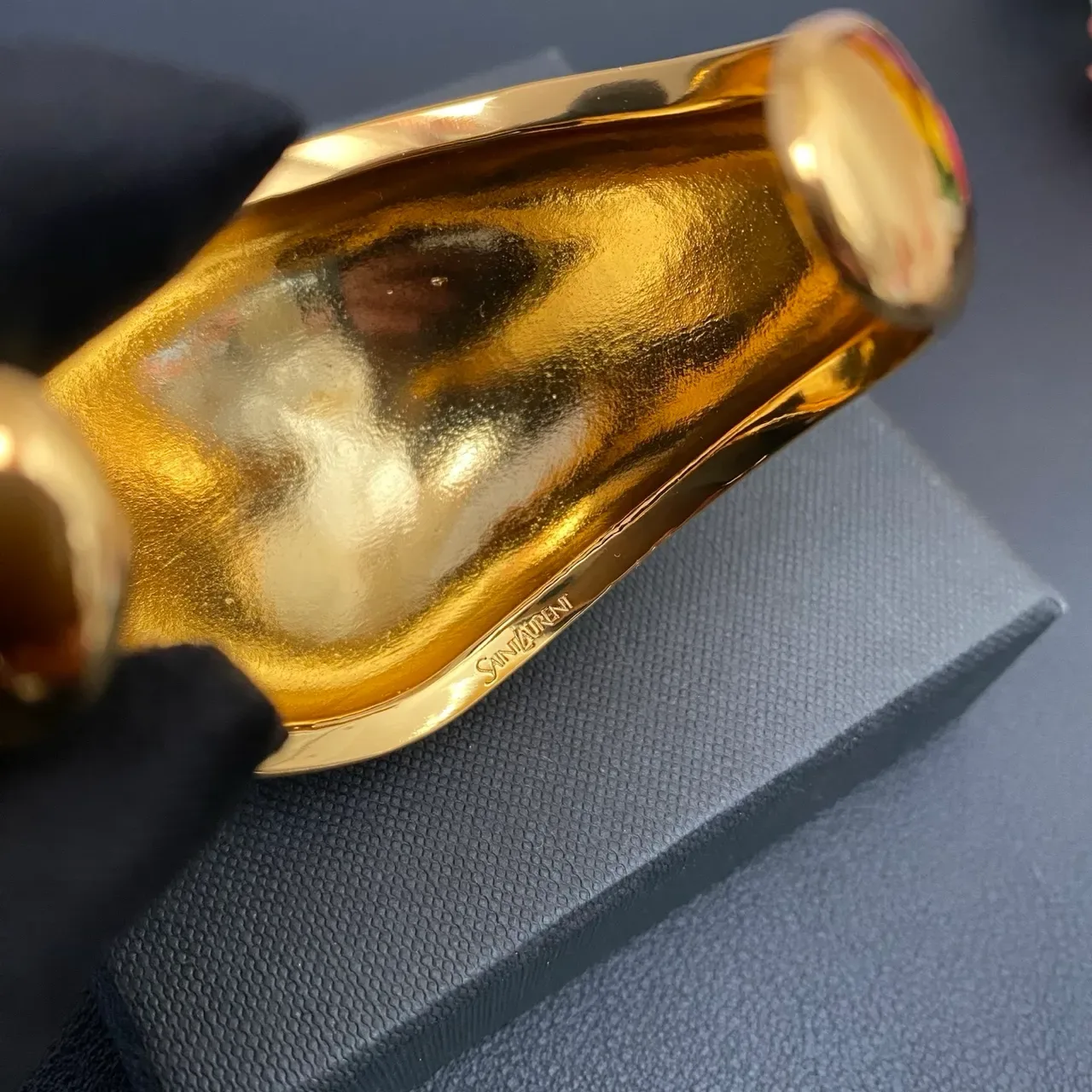 Saint Laurent سوار معصم واسع ذهبي لامع 4