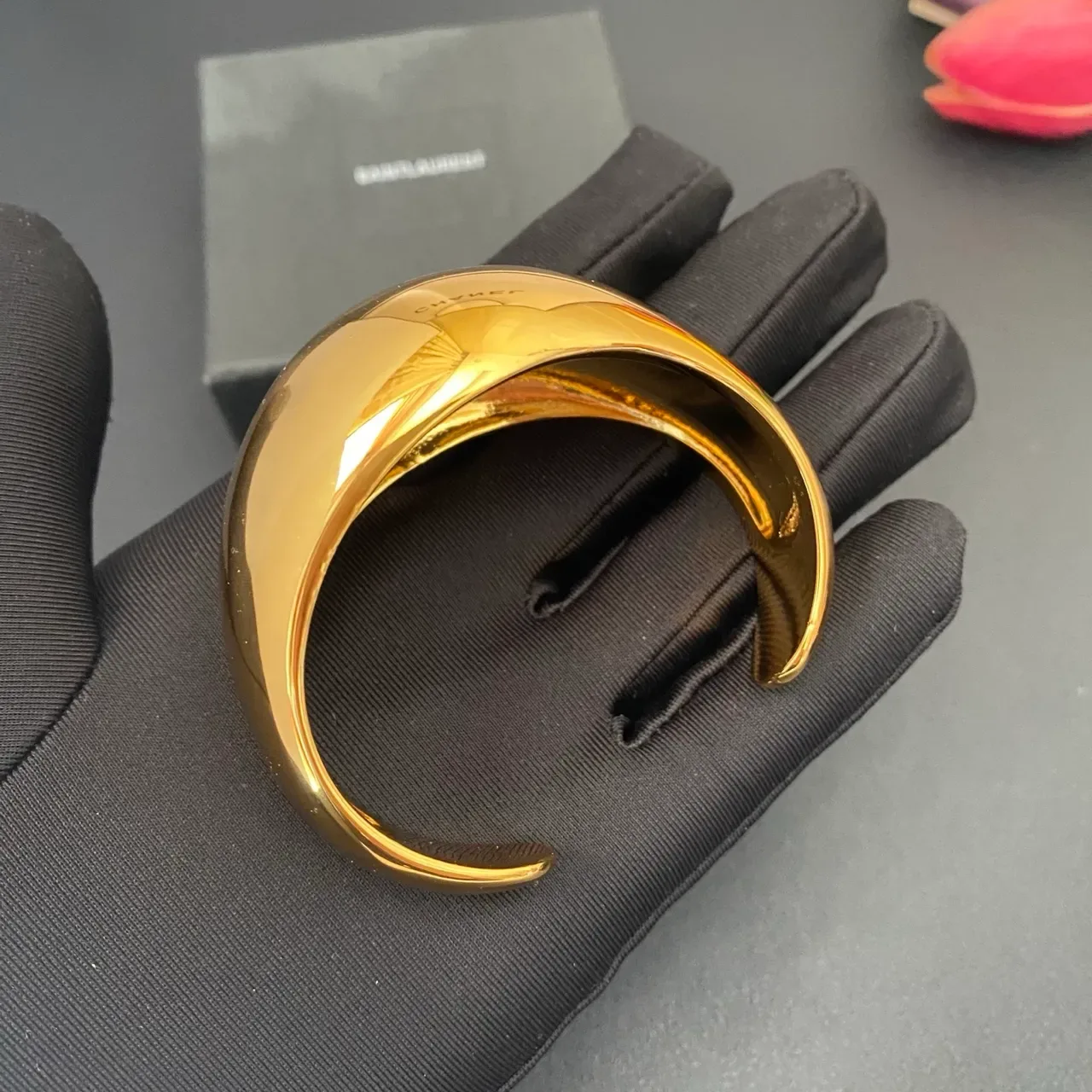 Saint Laurent سوار معصم واسع ذهبي لامع 5