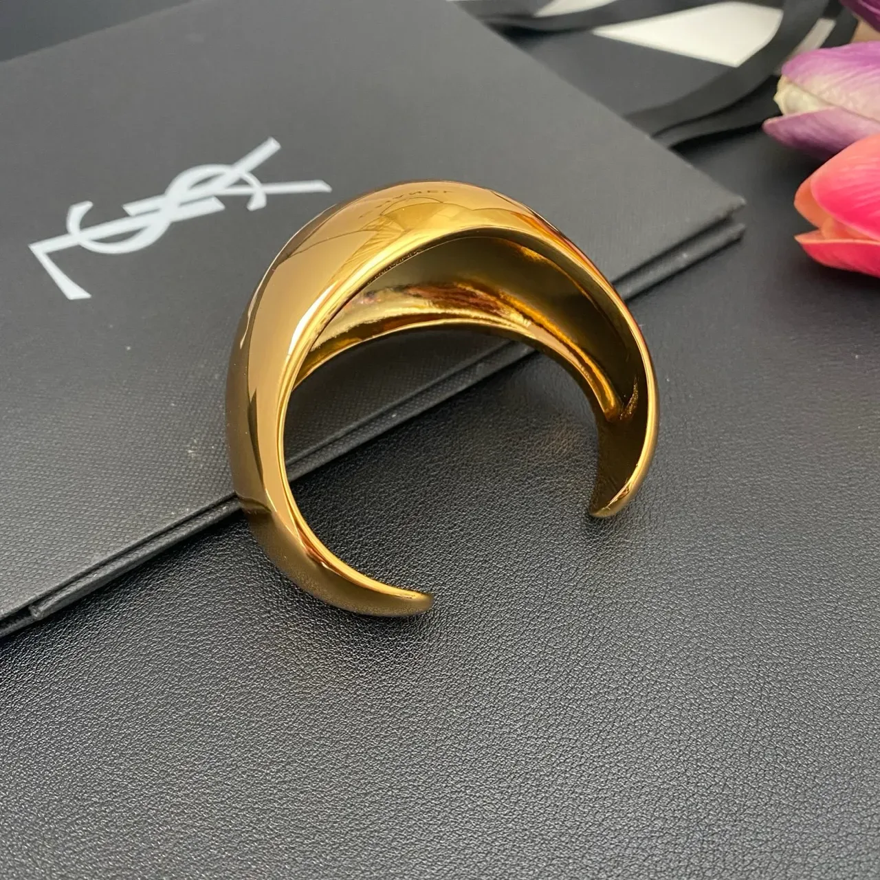 Saint Laurent سوار معصم واسع ذهبي لامع 6