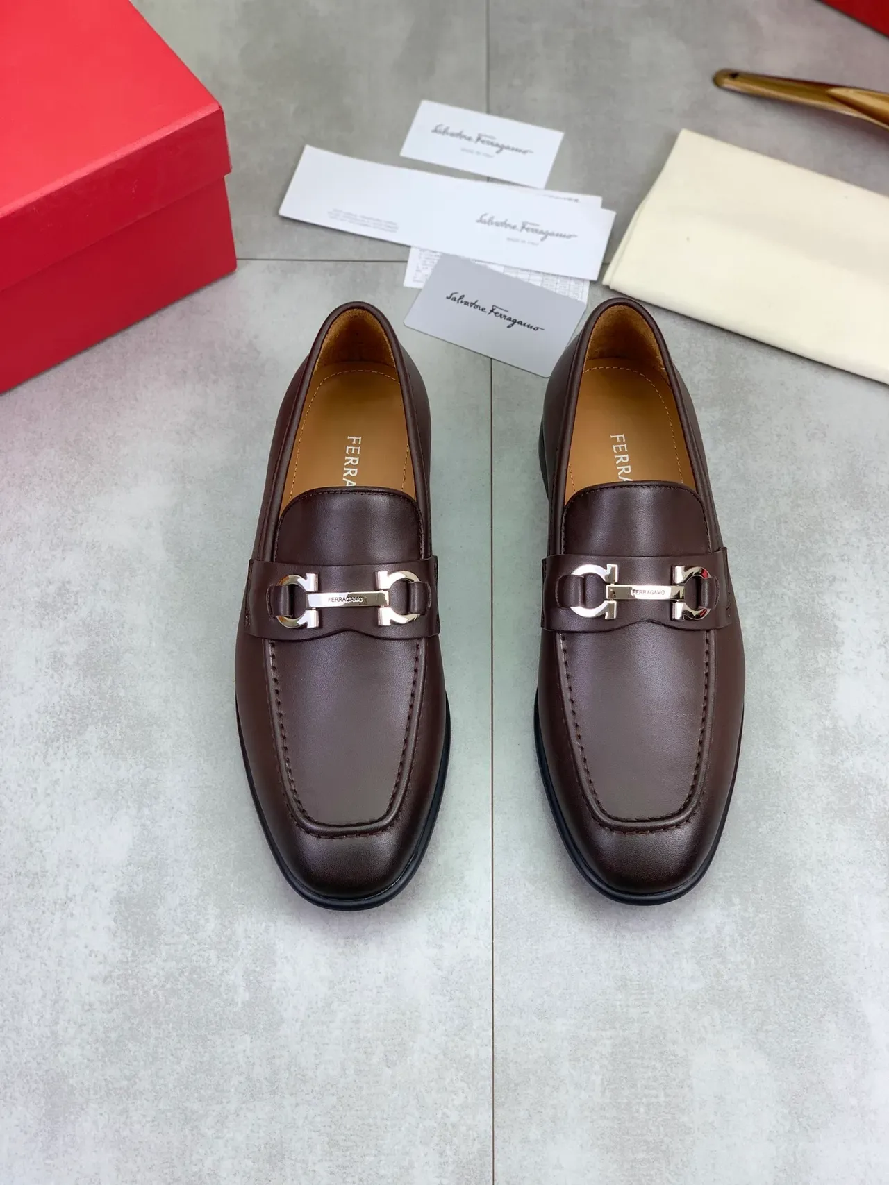 Salvatore Ferragamo Gancini ब्राउन चमड़े के स्क्वेयर टो लोअफर 4