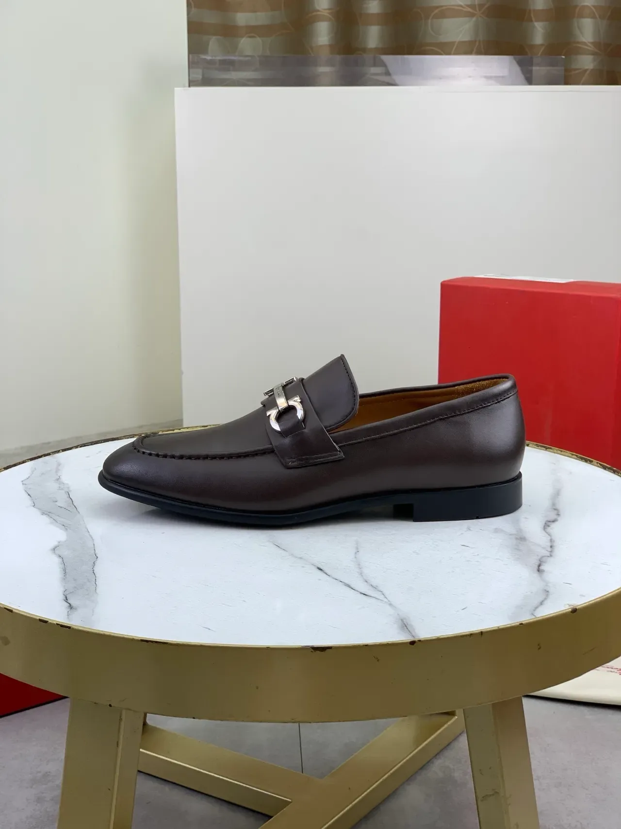 Salvatore Ferragamo Gancini ब्राउन चमड़े के स्क्वेयर टो लोअफर 5