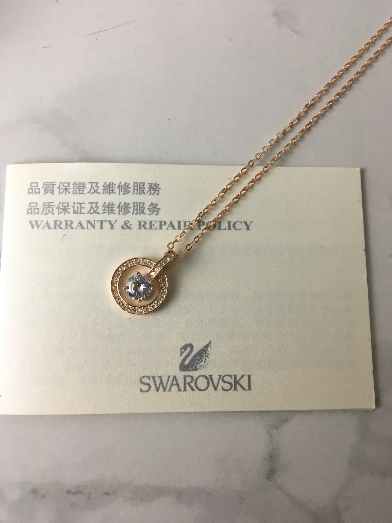 Swarovski Colar com corrente dourada transparente circular com duplo anel 2