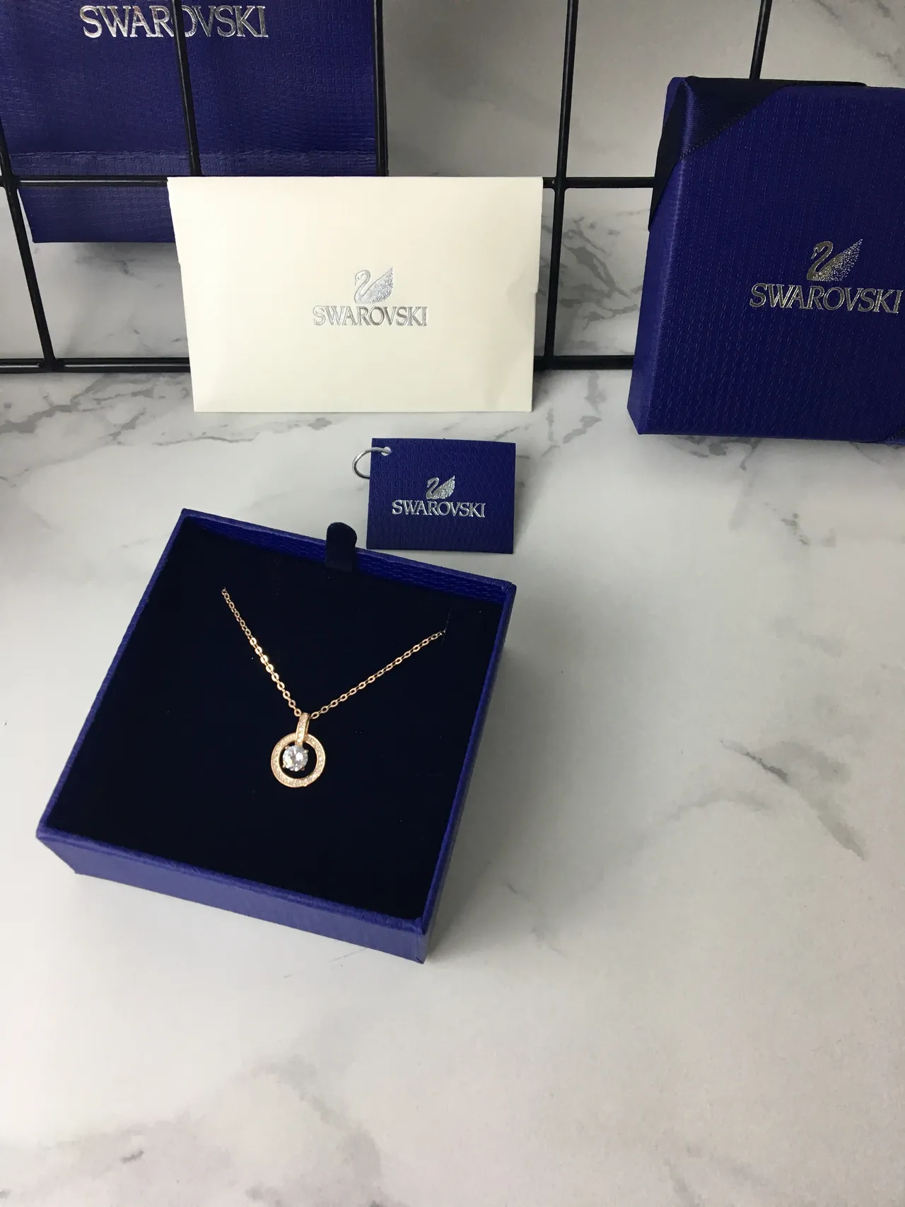 Swarovski Colar com corrente dourada transparente circular com duplo anel 3