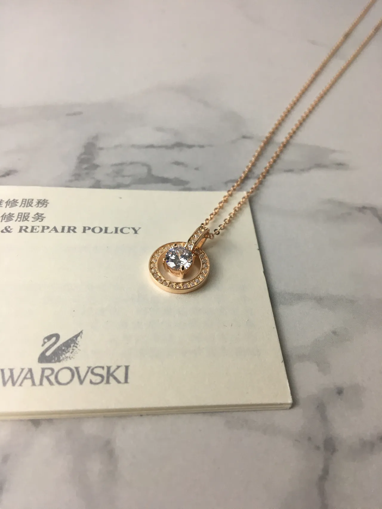 Swarovski Colar com corrente dourada transparente circular com duplo anel 6