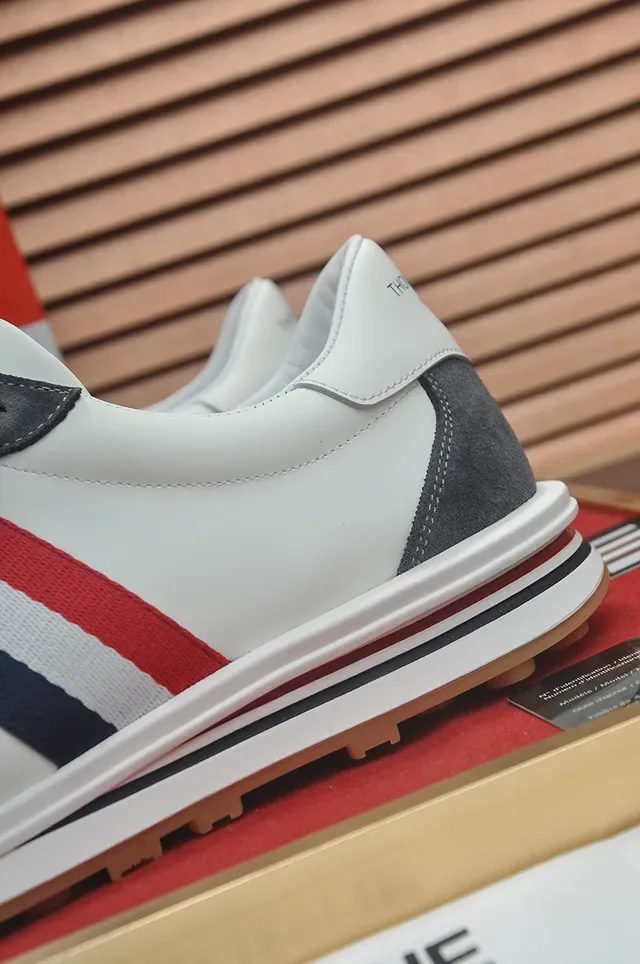 Thom Browne Tênis Lifestyle Branco e Cinza de Baixo em Suede e Couro Painelado 2